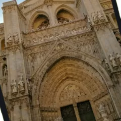 Descubre La Majestuosa Entrada A La Catedral De Toledo.
