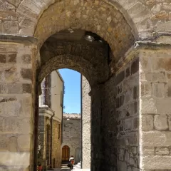 Descubre la Oficina de Turismo en la Puerta de Bisagra en Toledo