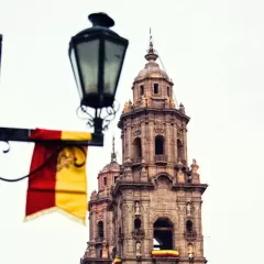 Descubre la magia de la Torre del Reloj en la Catedral de Santiago