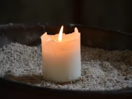 Qué significado tiene la vela que se enciende en la catedral de Santiago