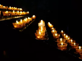 Qué simbolizan las velas en la catedral de Santiago