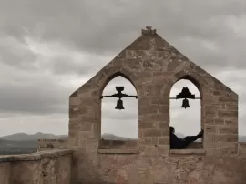 Descubre las impresionantes campanas y su historia en Santiago de Compostela